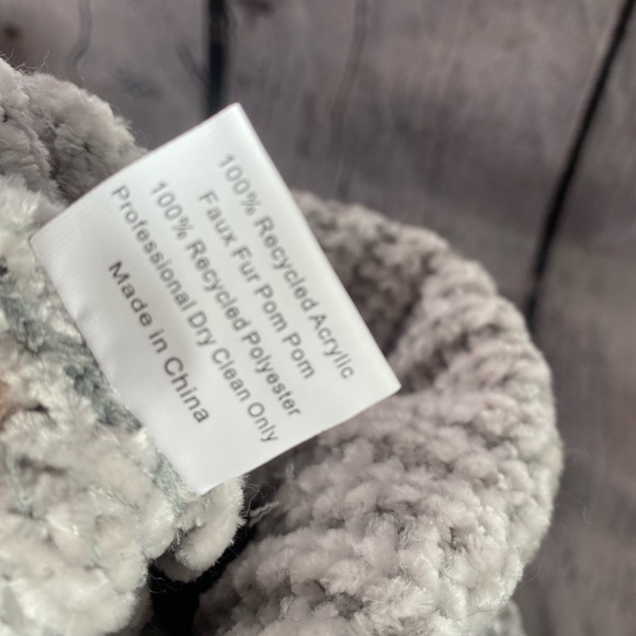 Jules‎ Kae Women’s Faux Fur Soft Stretchy Light Gray Winter Knit Beanie Hat - Picture 6 of 8